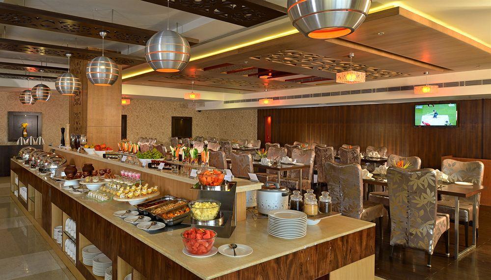 Fortune Select Grand Ridge, Tirupati - Member Itc Hotels' Group Exteriör bild The buffet at the hotel