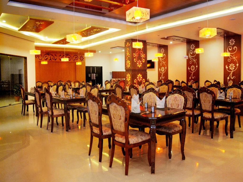 Fortune Select Grand Ridge, Tirupati - Member Itc Hotels' Group Exteriör bild The restaurant at the hotel