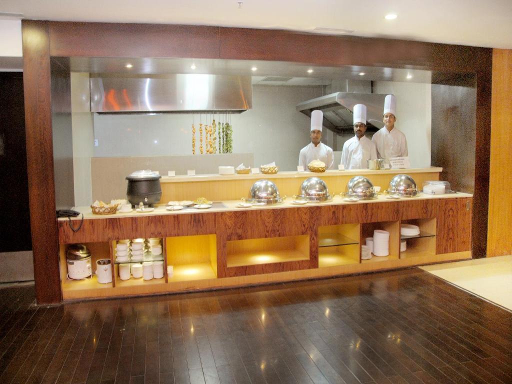 Fortune Select Grand Ridge, Tirupati - Member Itc Hotels' Group Exteriör bild A live kitchen at a hotel