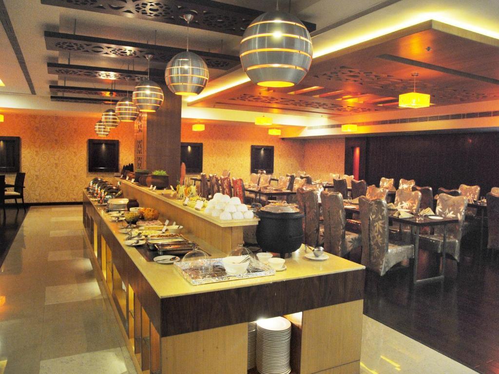 Fortune Select Grand Ridge, Tirupati - Member Itc Hotels' Group Exteriör bild The buffet at the hotel