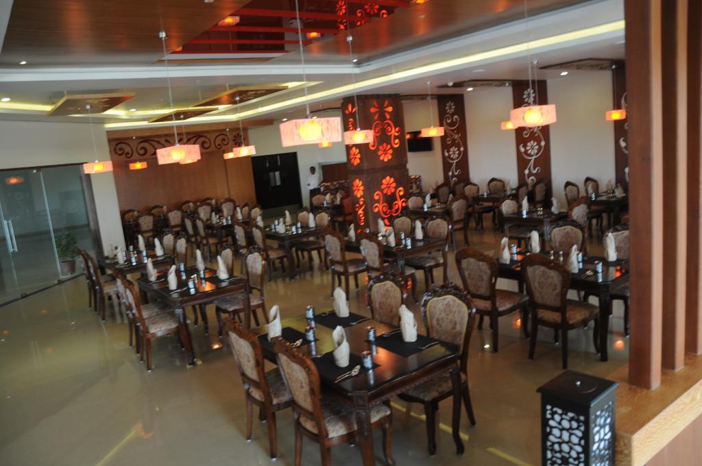 Fortune Select Grand Ridge, Tirupati - Member Itc Hotels' Group Exteriör bild The interior of a restaurant in India