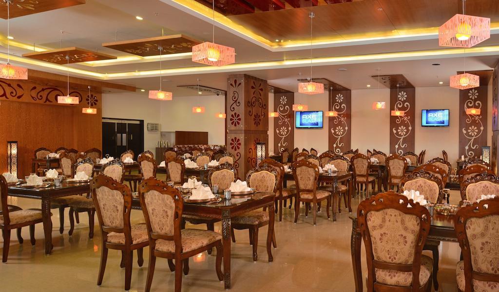 Fortune Select Grand Ridge, Tirupati - Member Itc Hotels' Group Exteriör bild The interior of a restaurant in India