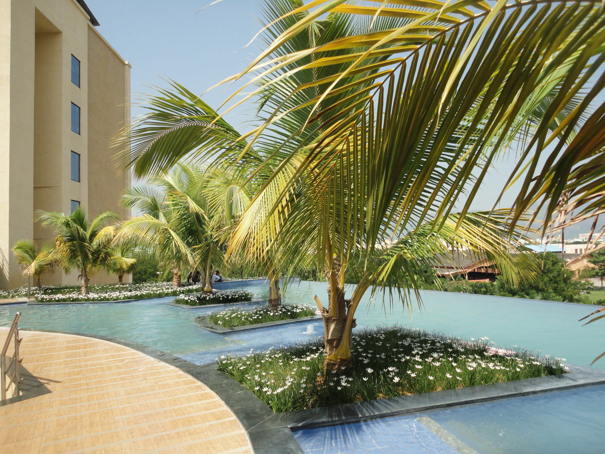 Fortune Select Grand Ridge, Tirupati - Member Itc Hotels' Group Exteriör bild The pool at the Sheraton Club Resort